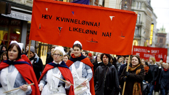 Bilde fra 8. mars-tog i 2008 med sykepleiernes trommekorps 