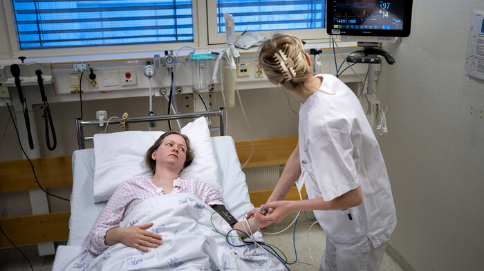 Bilde av sykepleier og pasient på sykehus