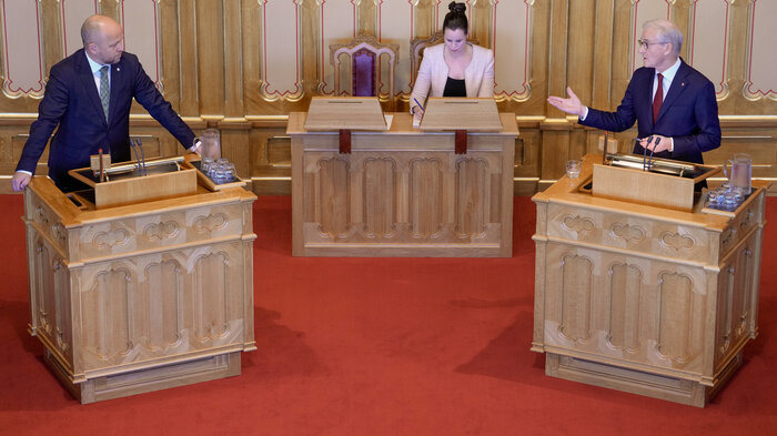 Statsminister Jonas Gahr Støre (Ap) og Trygve Slagsvold Vedum (Sp) under trontaledebatten i Stortinget
