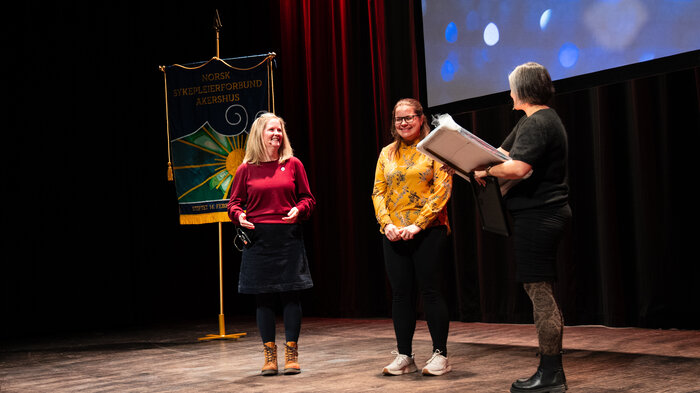 Overrekkelse av pris for Årets sykepleier