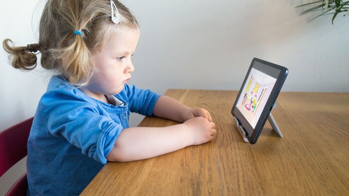 Småbarn som ser på en Ipad-skjerm