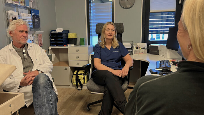 Fastlege Holgeir Skjeie og sykepleier Sissel Høgeli fører en avsluttende samtale med pasienter som har vært behandlet av henne. De håper sykepleierne på legesentre igjen får egne takster.