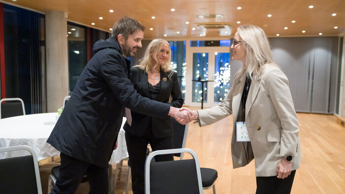 Bilde av helseministeren, NSF-lederen og Kine Myhre-Nilsen