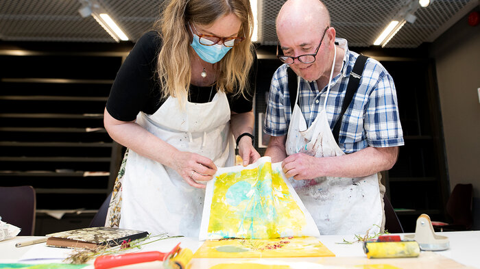 Bildet viser kunstner Anne Tveit Knutsen og blomsterdekoratør Rikhard Rune Juuhl.