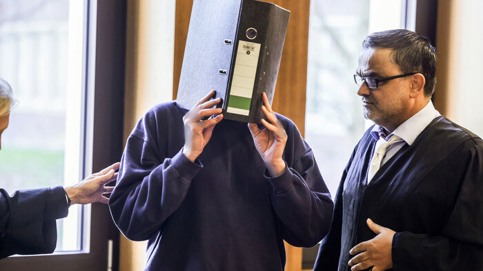 Bildet viser den dømte sykepleieren og advokaten hans.