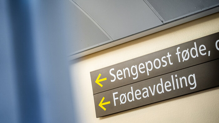 Bildet viser et skilt mot fødeavdelingen på Rikshospitalet.