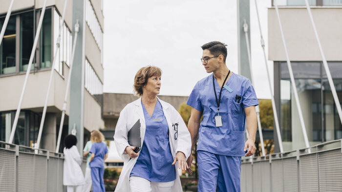 Bildet viser lege og sykepleier i diskusjon