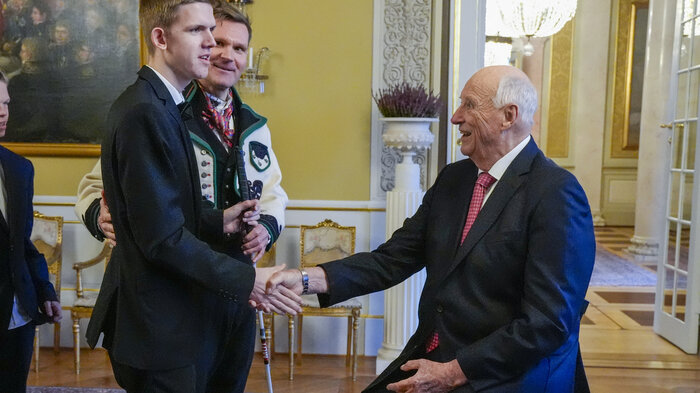 Syver Blindehim hilser på kongen