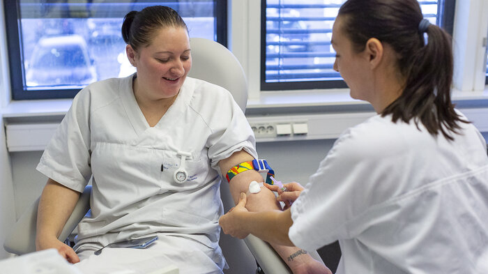 to fra helsesekretærutdanningen bildet viser to fra helsesekretærutdanningen