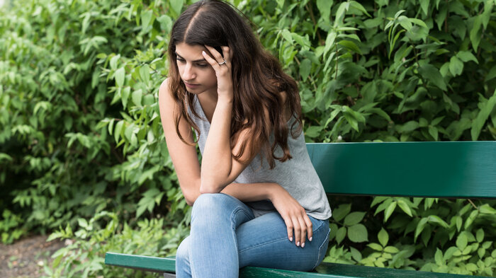 Trist ung kvinne