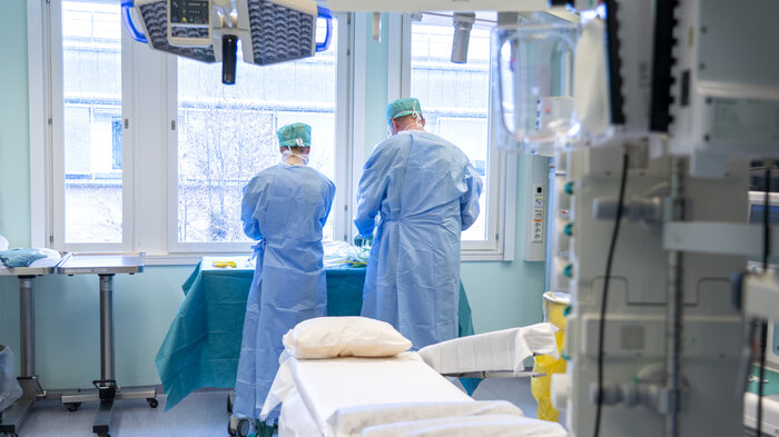 bildet viser to helsearbeidere i sykehusmiljø