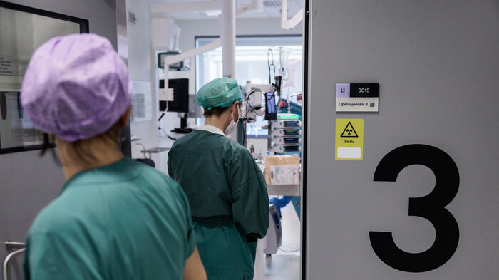 Bildet viser helsepersonell på vei inn en operasjonssal.