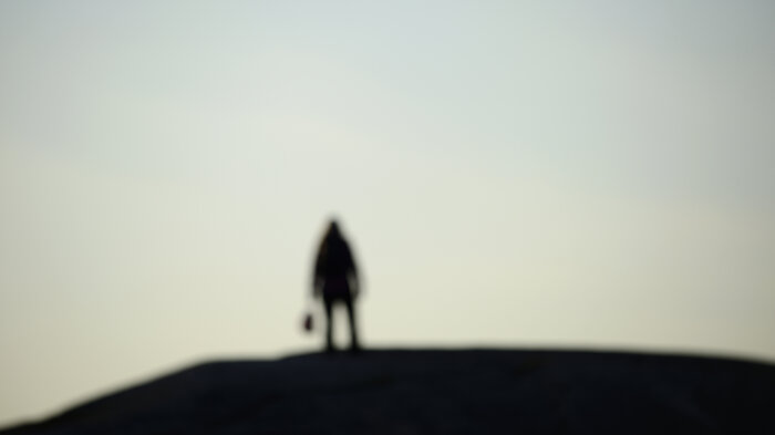 Bilde av diffus person i motlys