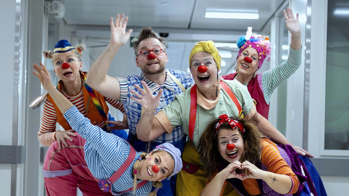 Bildet viser klovner på sykehus-