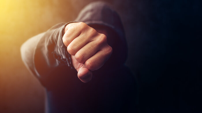 Bildet viser en knytteneve som slår mot kamera