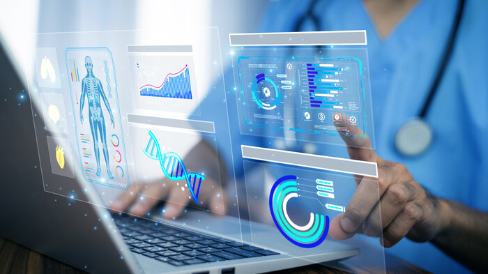 Bildet viser en person som jobber på data