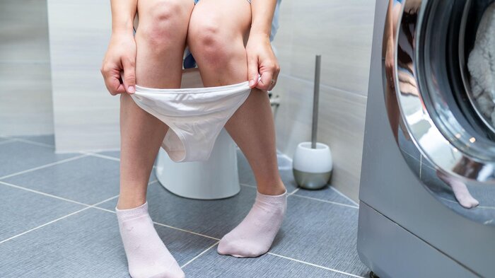 Bildet viser en kvinne som sitter på do.