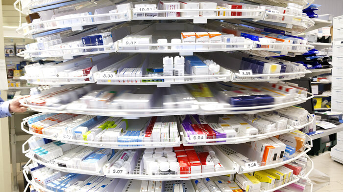 Bildet viser en hylle med legemidler på apotek.