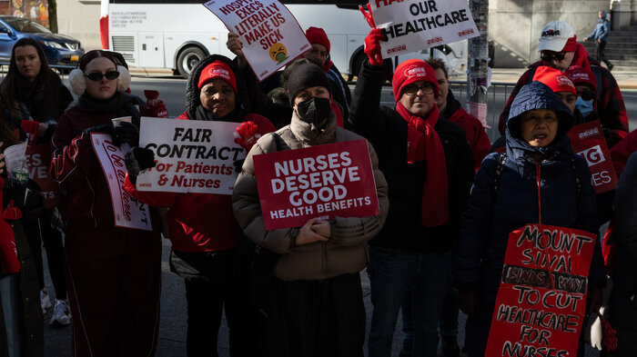 bilde av streikende sykepleiere på mount sinai sykehuset på manhatten