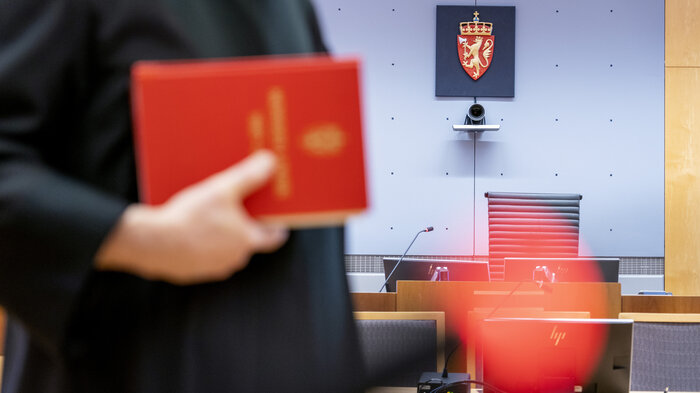 Bildet viser innsiden av en rettssal.