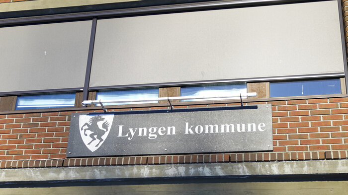Bildet viser skilt med Lyngen kommune
