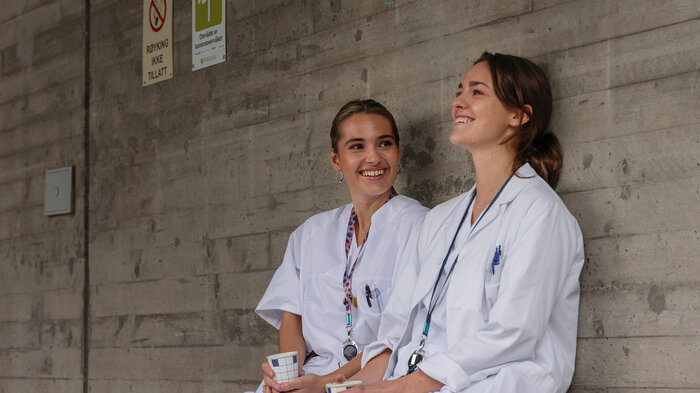 Bildet viser Sofia Tjelta og Elpida Stojcevska, som spiller to av hovedkarakterene i NRKs kommende sykehusserie «LIS». 