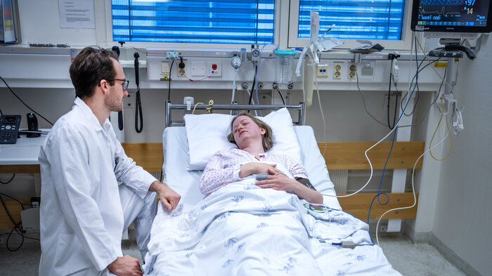 Bildet viser en lege og en pasient.