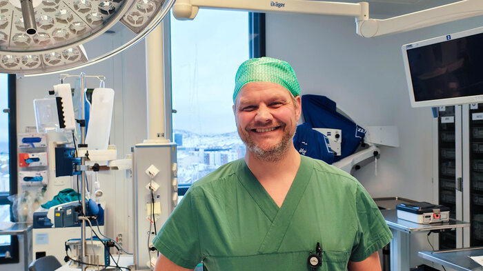 Bildet viser Eirik Laksosnes inne på en operasjonsstue.