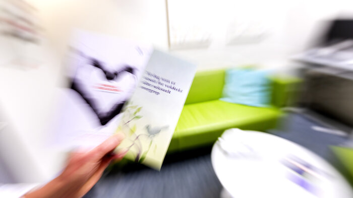 Bildet viser informasjonsmateriell på voldtektsmottaket ved Oslo legevakt.