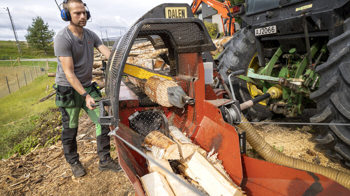 Bildet viser en person som jobber med ved.