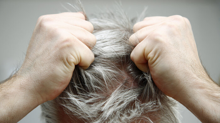 Bilde av mann som river seg i håret