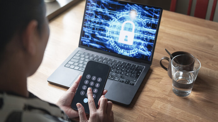 Bilde av sykepleier foran pc