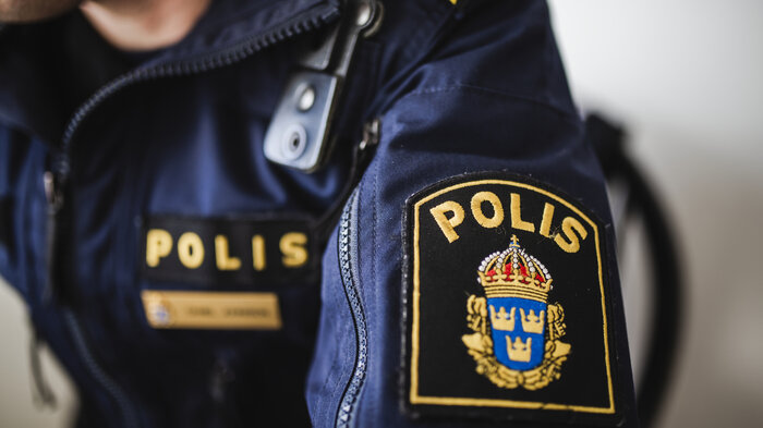 Bildet viser logo på uniformen til svensk politi