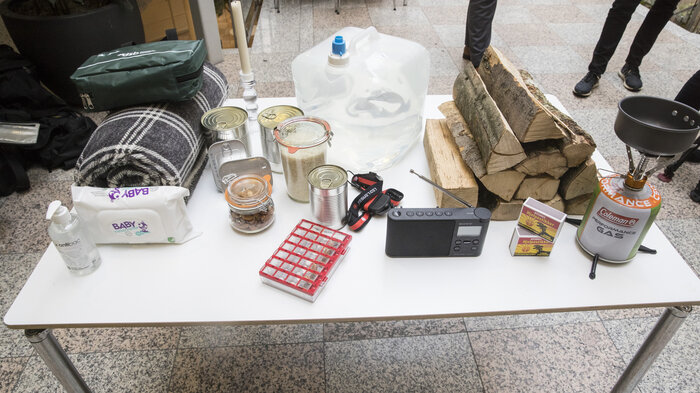 Bildet viser ulike ting man bør ha i beredskap.