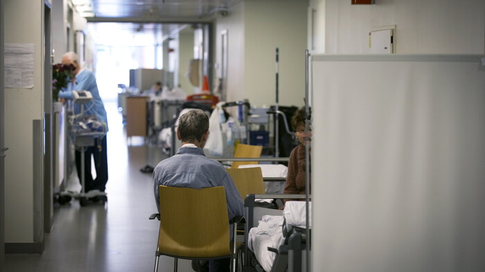 Bilde viser pasienter ute i en sykehuskorridor