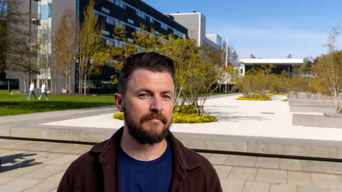 Bildet viser Lasse Johan Thue utenfor Ahus.