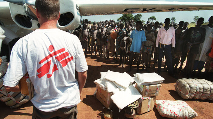Bildet viser MSFs karakteristiske hvite t-skjorter møter deg overalt i det sulterammede Sør-Sudan, der organisasjonen gjennomfører sin største hjelpeoperasjon noensinne.