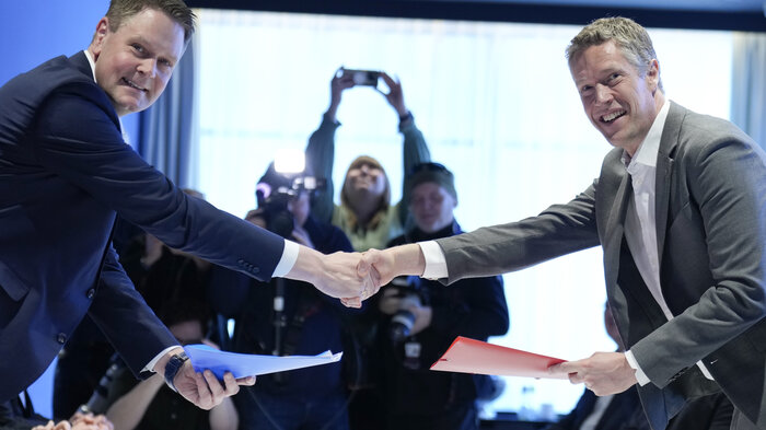 Leder i Fellesforbundet, Christian Justnes og leder i Norsk Industri, Harald Solberg overrekker kravene som markerer starten på årets lønnsoppgjør i frontfagene.