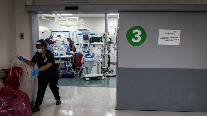 Bildet viser helsepersonell som kaster medisinsk avfall.