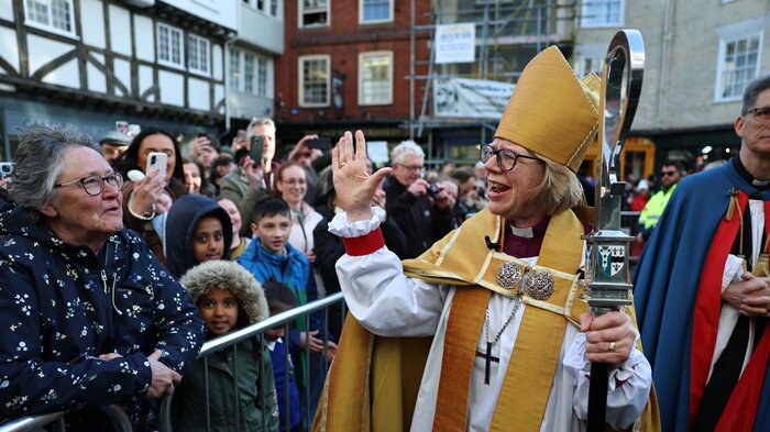 Bildet viser Sarah Mullally i forbindelse med innsettelsen.