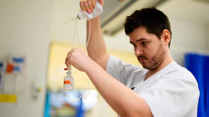 Bildet viser Martin Johnsen Gjøvik som gjør klar antibiotika.