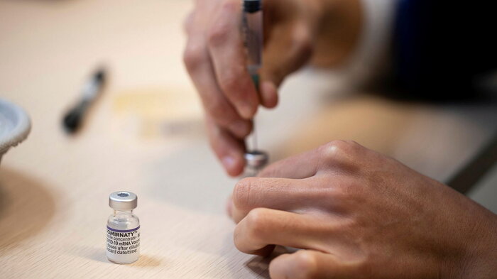 Bildet viser opptrekk av koronavaksine.