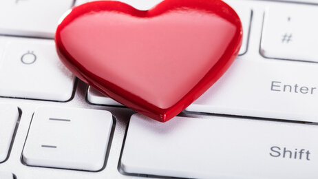 Bildet viser et rødt hjerte som ligger på et tastatur