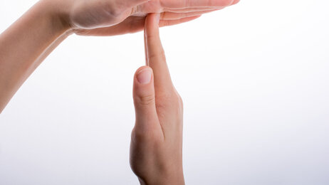 Bildet viser hender som signaliserer time out