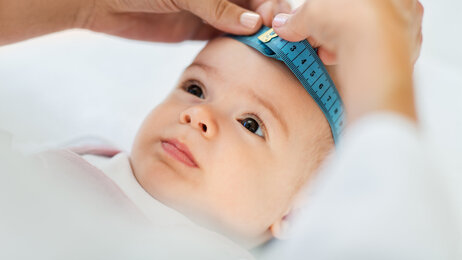 Bildet viser et spedbarn som blir målt