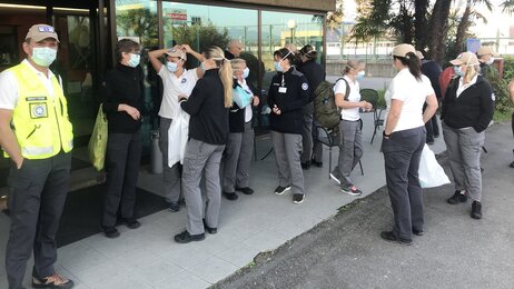 Bildet viser medisinsk innsatsteam utenfor hotellet.