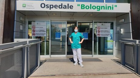 Bildet viser Janecke Engeberg Sjøvold utenfor sykehuset.