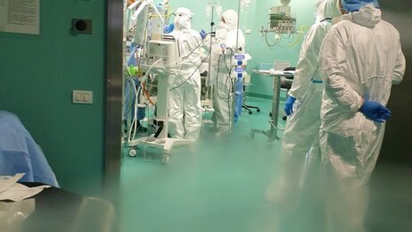 Bildet viser en sykehusstue i Italia.