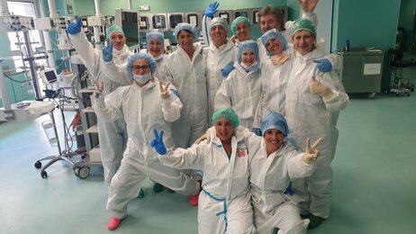 Bildet viser medisinsk innsatsteam på en sykehusstue.