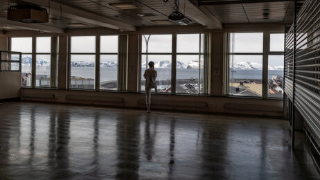 Bilder viser helsepersonell alene i et tomt rom på Hammerfest sykehus